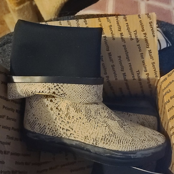 NWT. DAV. Rain boots - Picture 6 of 6